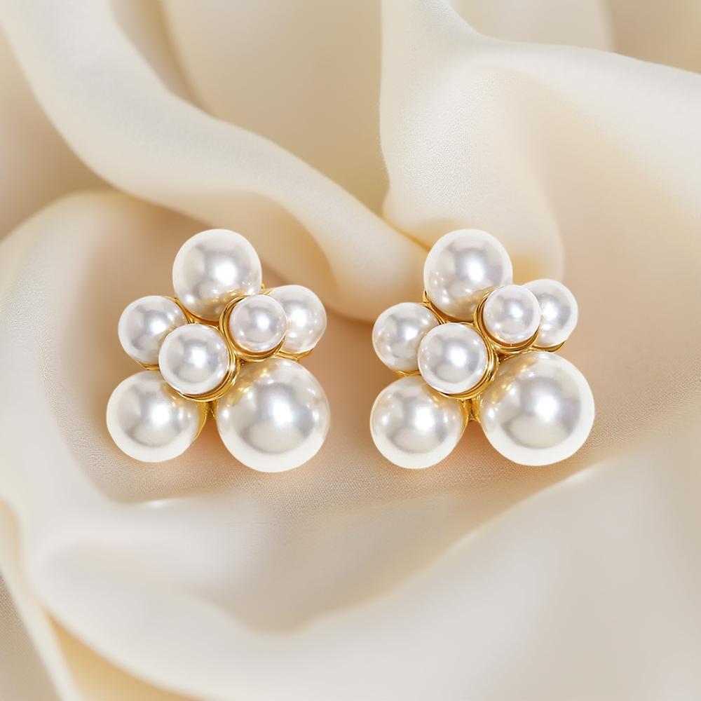 Обеци Клер са семпли и впечатляващи. Изработени са от висококачествена стомана и перли. Хипоалергенни и с непроменлив цвят.