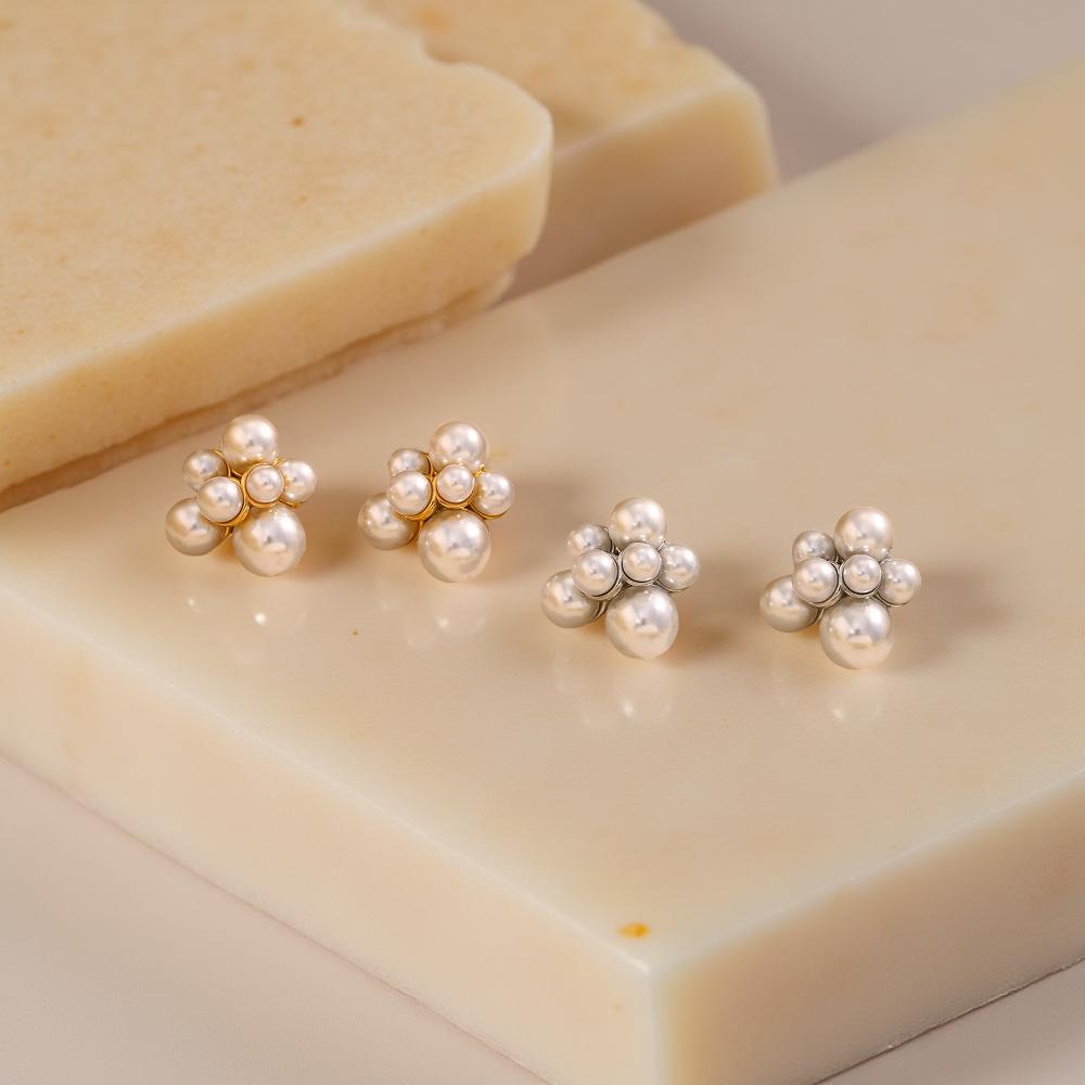 Обеци Клер са семпли и впечатляващи. Изработени са от висококачествена стомана и перли. Хипоалергенни и с непроменлив цвят.