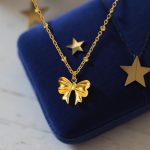 Уникален, минималистичен, достъпен и романтичен комплект от стомана Вивиан във формата на панделки.