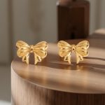 Уникален, минималистичен, достъпен и романтичен комплект от стомана Вивиан във формата на панделки.