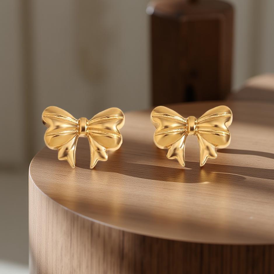 Уникален, минималистичен, достъпен и романтичен комплект от стомана Вивиан във формата на панделки.