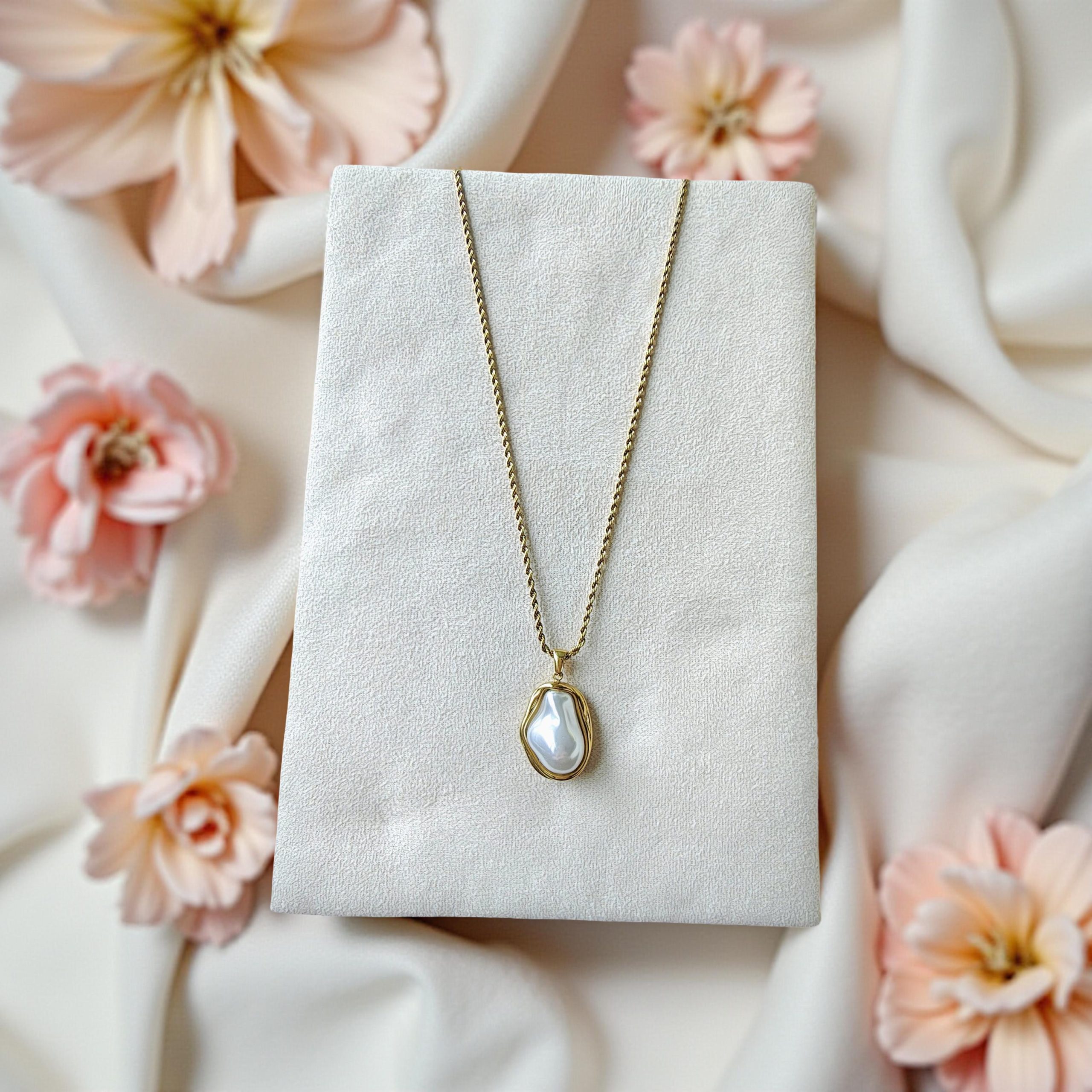 Колието "Марая" от  стомана 316L,  перла и 18К златно покритие, впечатлява с блясък, красота, елегантност.