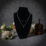 Двуредовото колие от стомана Кики се отличава с минималистичен дизайн.