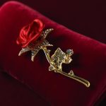 Ефектна, стилна и достъпна брошка червена роза с ефектни бели кристали по стъблото