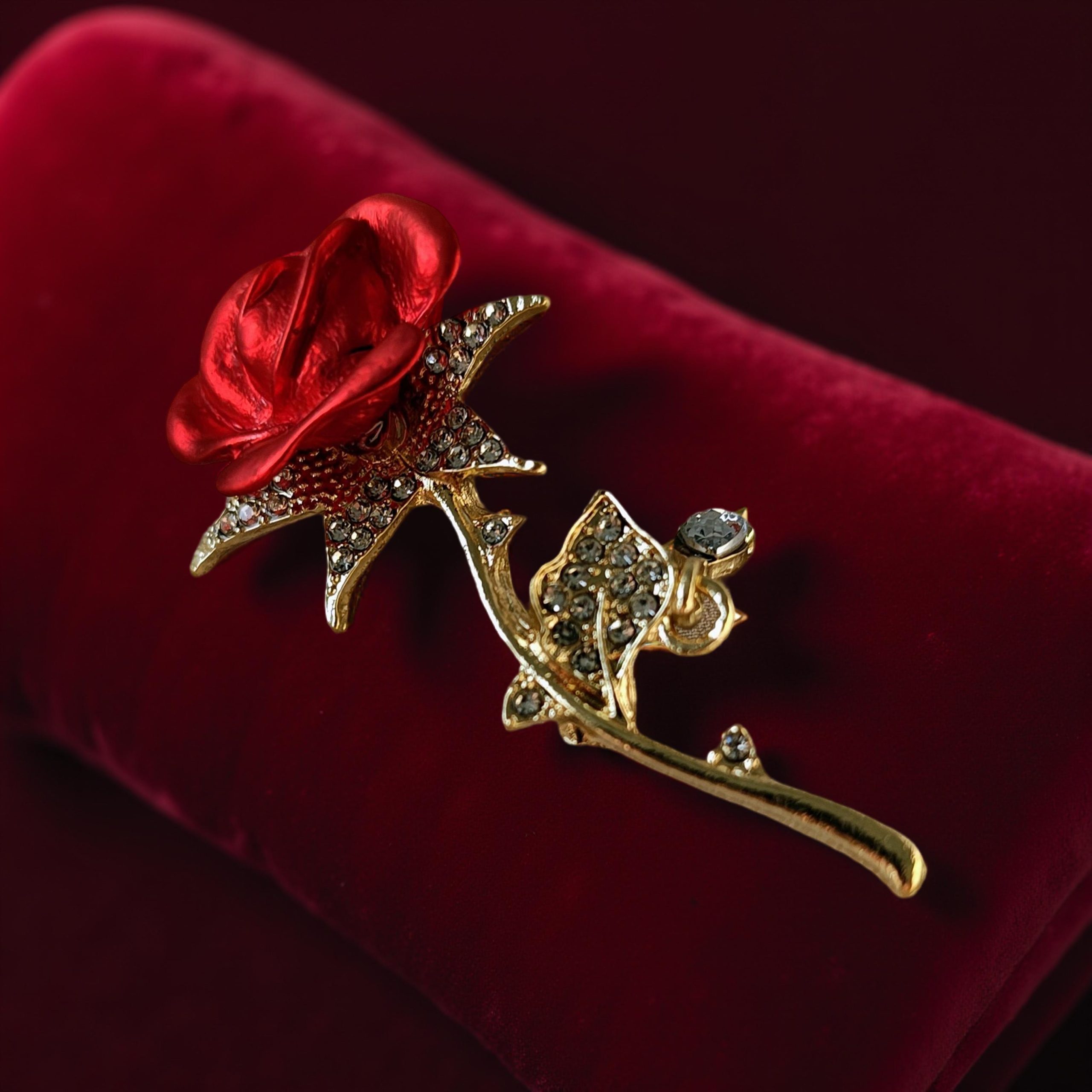 Ефектна, стилна и достъпна брошка червена роза с ефектни бели кристали по стъблото