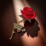 Ефектна, стилна и достъпна брошка червена роза с ефектни бели кристали по стъблото