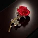 Ефектна, стилна и достъпна брошка червена роза с ефектни бели кристали по стъблото