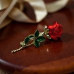 Изчистена брошка червена роза. Стилна и семпла.