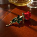 Изчистена брошка червена роза. Стилна и семпла.