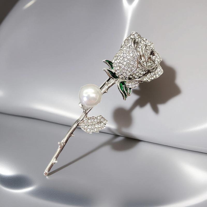 Стилна, красива, бюджетна и различна брошка роза в сребристо с кристали и перла.