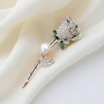 Стилна, красива, бюджетна и различна брошка роза в сребристо с кристали и перла.