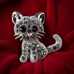 Стилна, блестяща, зашеметяваща брошка "Искрящо коте" с десетки ръчно поставени циркони.