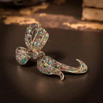 Ръчно изработена дамска брошка "Панделка", идеална за елегантни и романтични поводи.