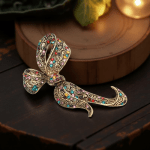 Ръчно изработена дамска брошка "Панделка", идеална за елегантни и романтични поводи.