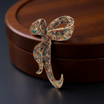 Ръчно изработена дамска брошка "Панделка", идеална за елегантни и романтични поводи.