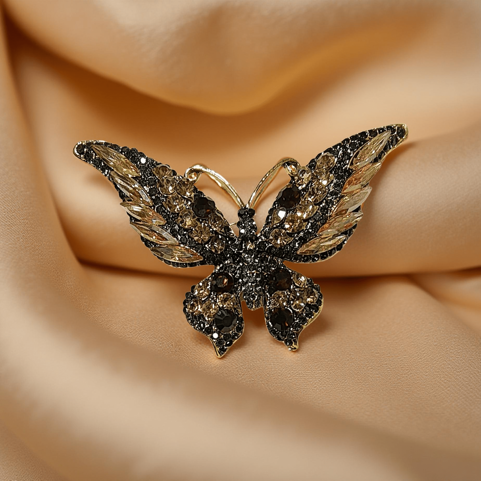Ръчно изработена брошка Пеперуда идеална за елегантни и романтични поводи.