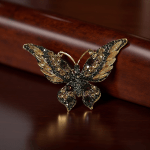Ръчно изработена брошка Пеперуда идеална за елегантни и романтични поводи.