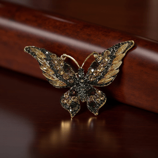 Ръчно изработена брошка Пеперуда идеална за елегантни и романтични поводи.