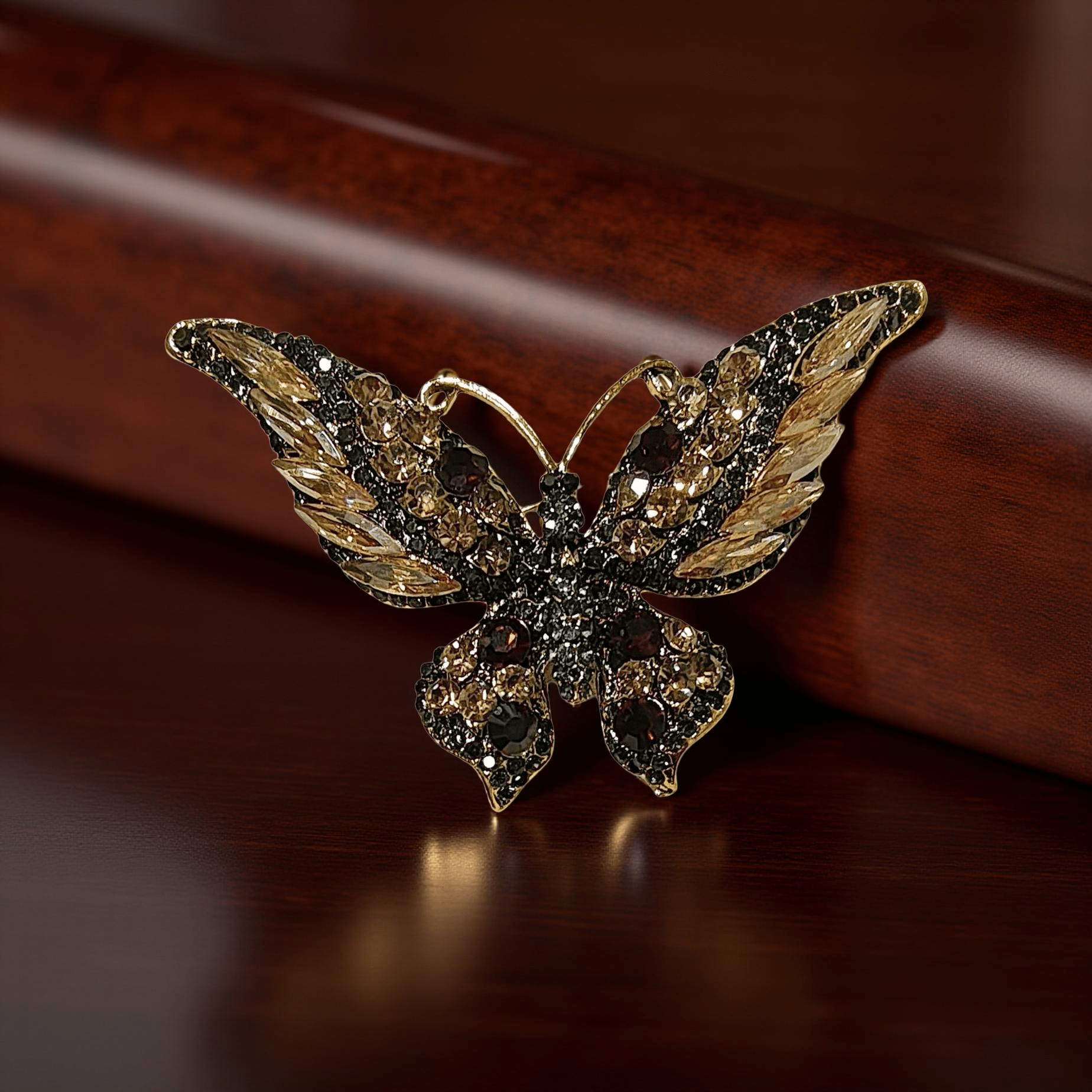 Ръчно изработена брошка Пеперуда идеална за елегантни и романтични поводи.
