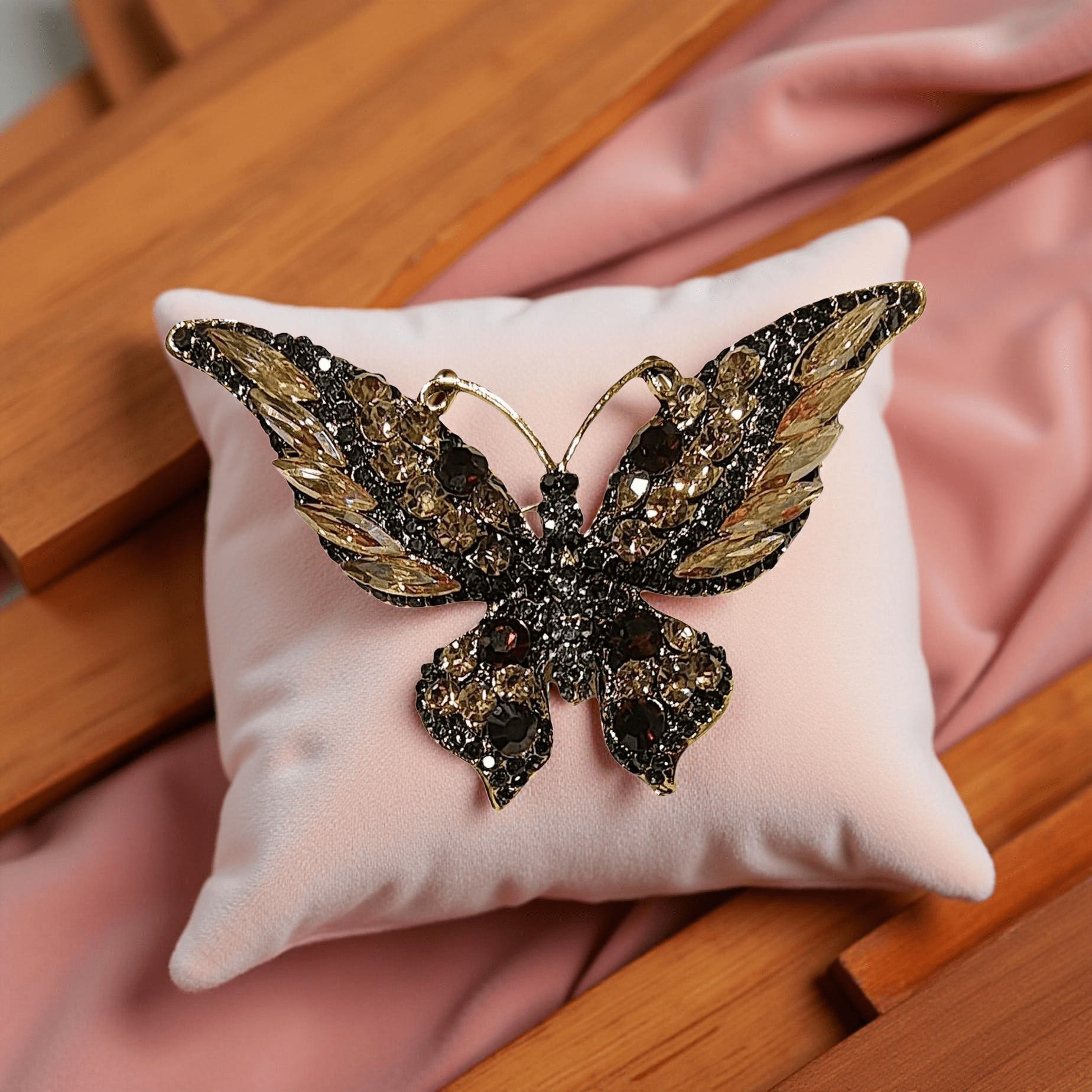 Ръчно изработена брошка Пеперуда идеална за елегантни и романтични поводи.