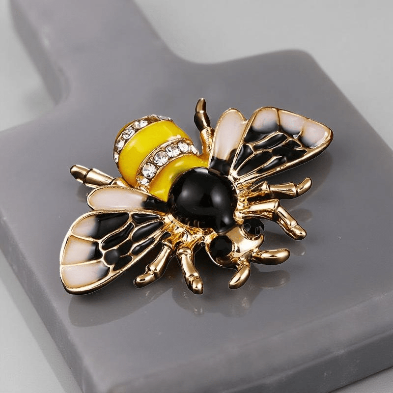 Брошката е бюджетна, ръчно изработена от качествени материали, които гарантират дълготрайност и стил.