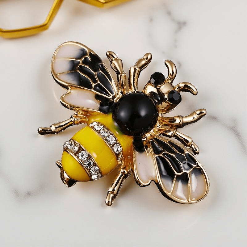 Брошката е бюджетна, ръчно изработена от качествени материали, които гарантират дълготрайност и стил.