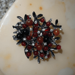 Стилна и достъпна ръчно изработена винтидж брошка "Флора" в червено кафяви нюанси.