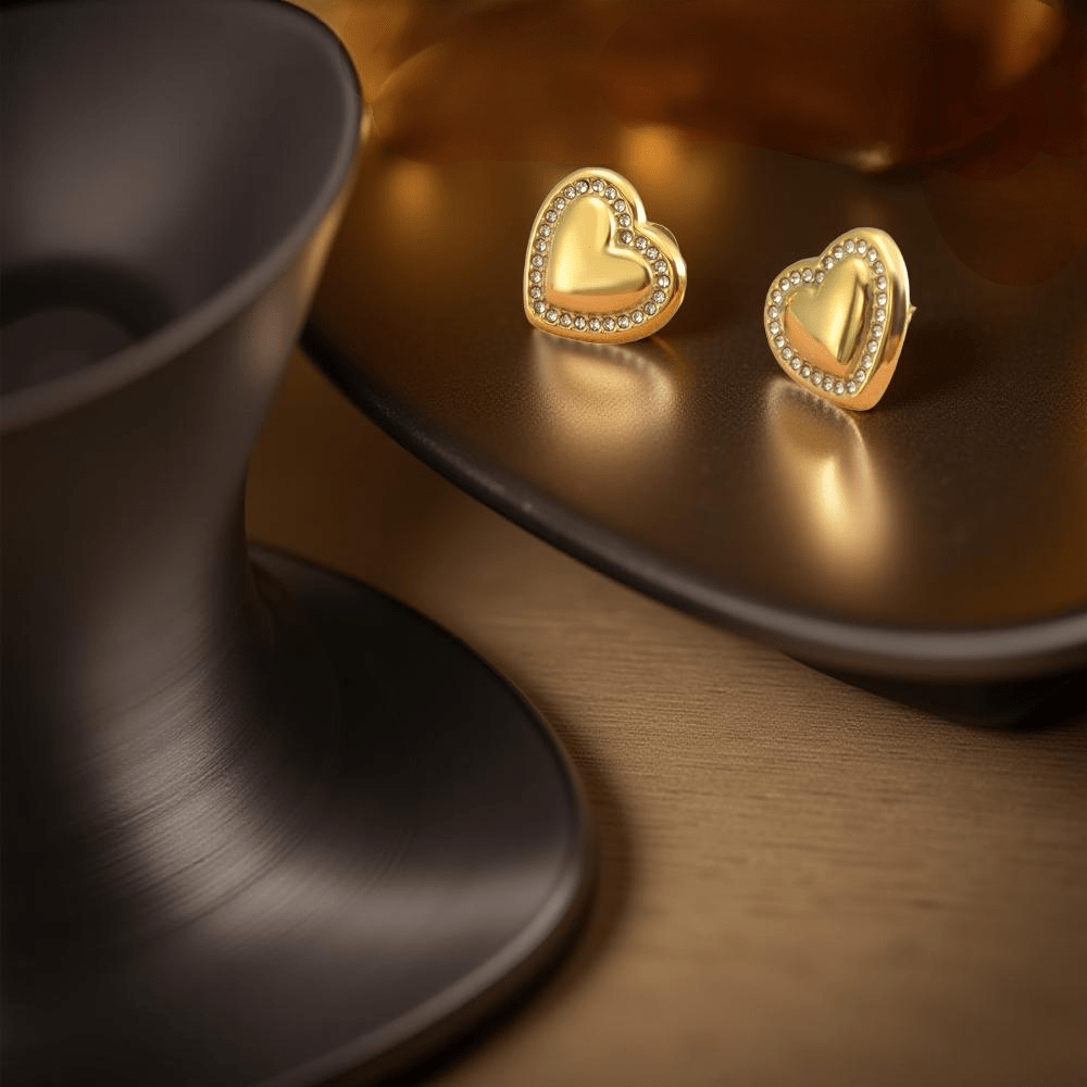 Обеци от стомана "Клои" са във формата на сърце обкантено с ръчно поставени австрийски кристали.