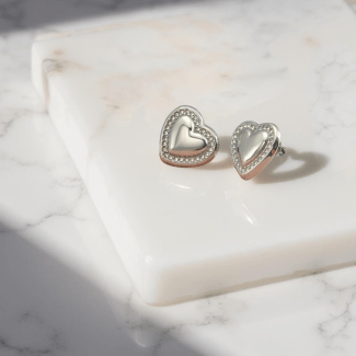 Обеци от стомана "Клои" са във формата на сърце обкантено с ръчно поставени австрийски кристали.