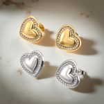 Обеци от стомана "Клои" са във формата на сърце обкантено с ръчно поставени австрийски кристали.