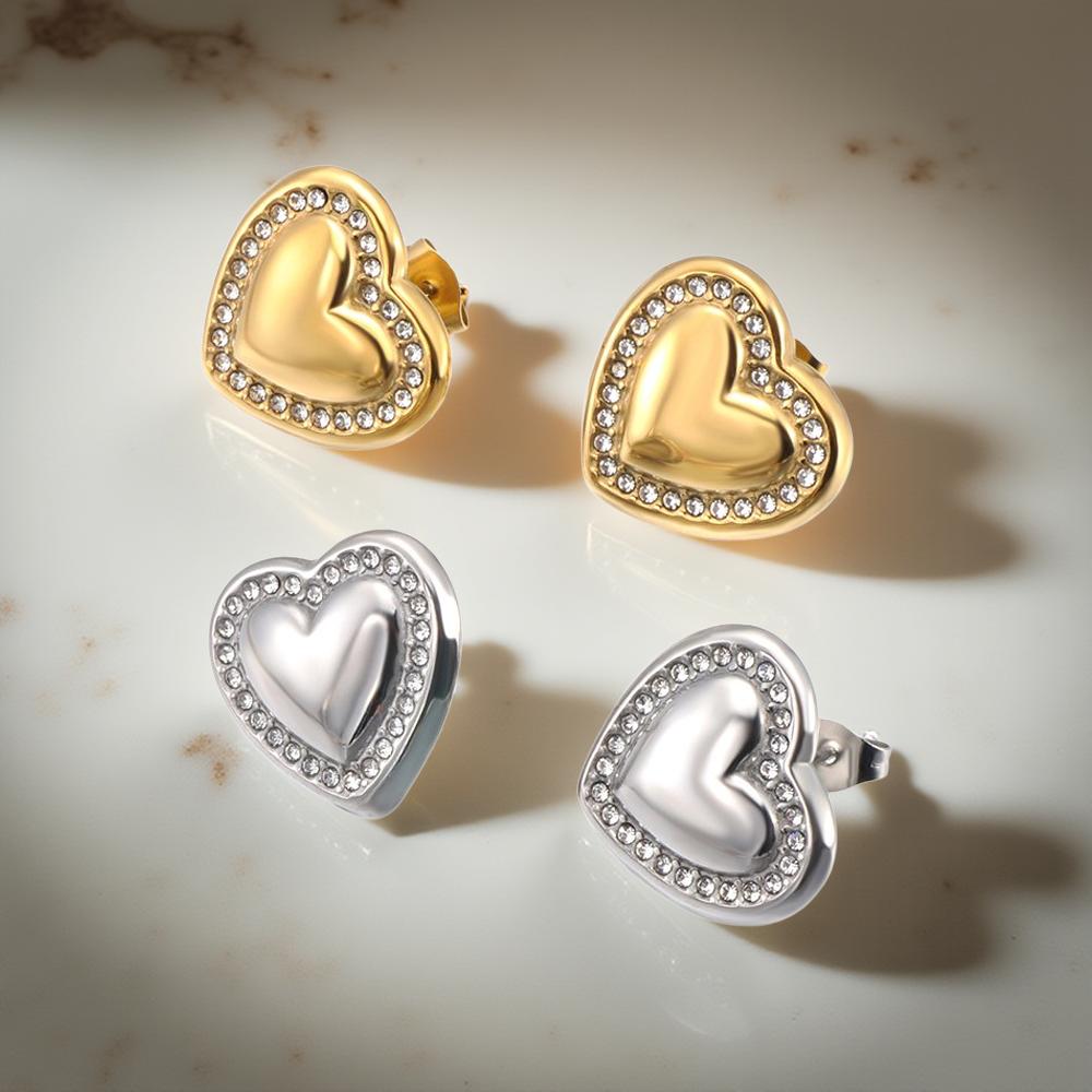 Обеци от стомана "Клои" са във формата на сърце обкантено с ръчно поставени австрийски кристали.