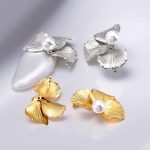 Стоманени обеци "Флора" са във формата на полу-цветя с перли