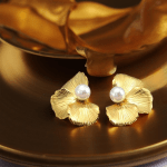 Стоманени обеци "Флора" са във формата на полу-цветя с перли