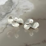 Стоманени обеци "Флора" са във формата на полу-цветя с перли
