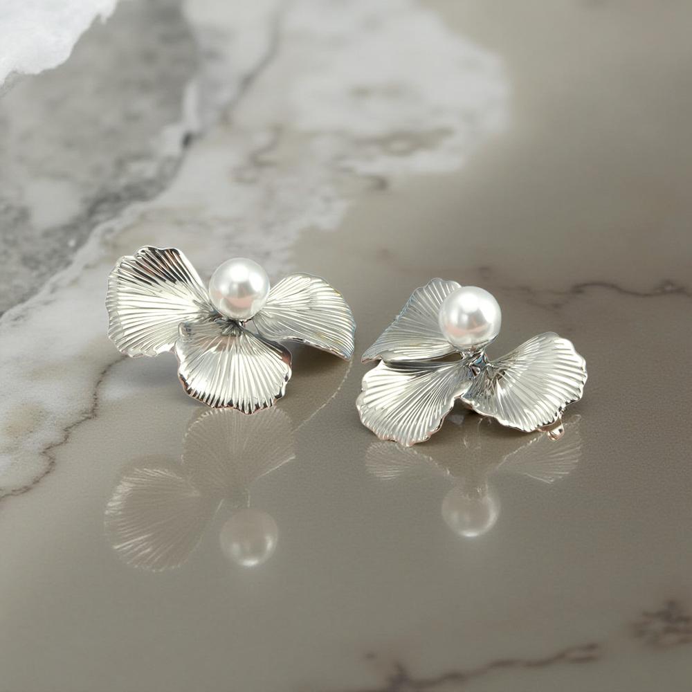 Стоманени обеци "Флора" са във формата на полу-цветя с перли