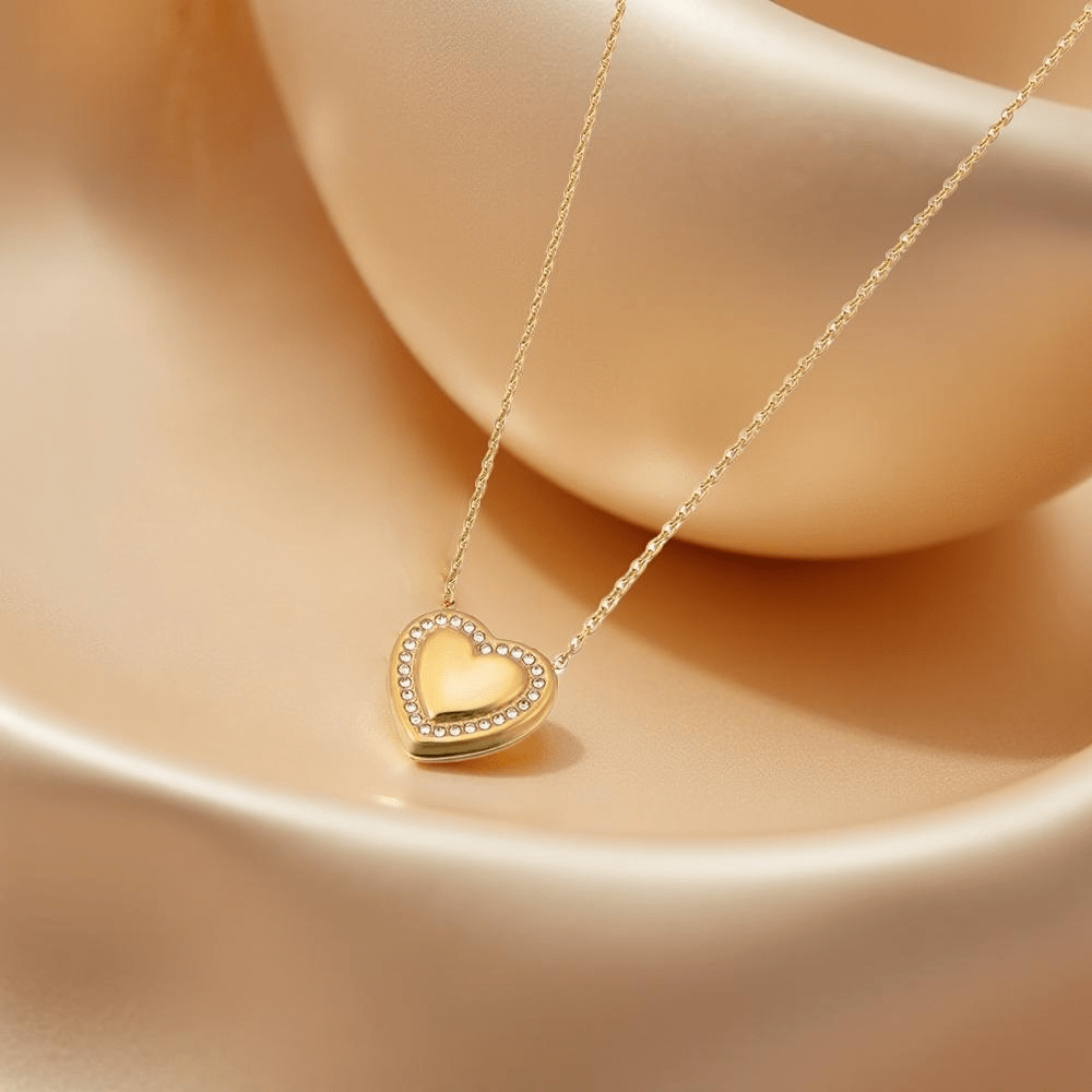 Ръчно изработеното дамско стоманено колие Клои с минималистичен дизайн на сърце обкантено с кристали.