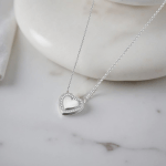 Ръчно изработеното дамско стоманено колие Клои с минималистичен дизайн на сърце обкантено с кристали.