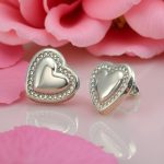 Обеци от стомана "Клои" са във формата на сърце обкантено с ръчно поставени австрийски кристали.