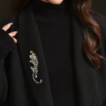 Стилна, солидна, излъчваща мощ и непреходност е луксозната брошка "Леопард" в златист цвят с ръчно поставени циркони и искрящи зелени очи.