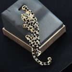 Стилна, солидна, излъчваща мощ и непреходност е луксозната брошка "Леопард" в златист цвят с ръчно поставени циркони и искрящи зелени очи.