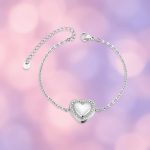 Нежна, минималистична гривна от стомана със  сърце обкантено с австрийски кристали 'Клои'.