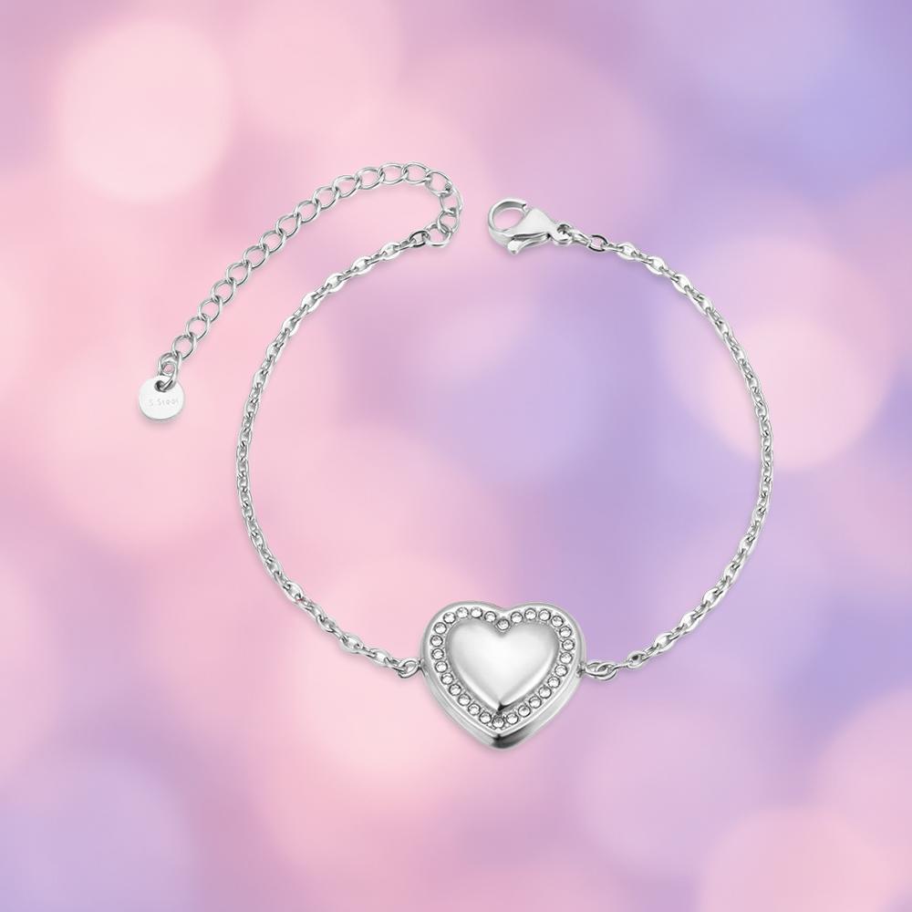 Нежна, минималистична гривна от стомана със  сърце обкантено с австрийски кристали 'Клои'.