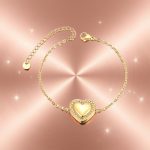 Нежна, минималистична гривна от стомана със  сърце обкантено с австрийски кристали 'Клои'.