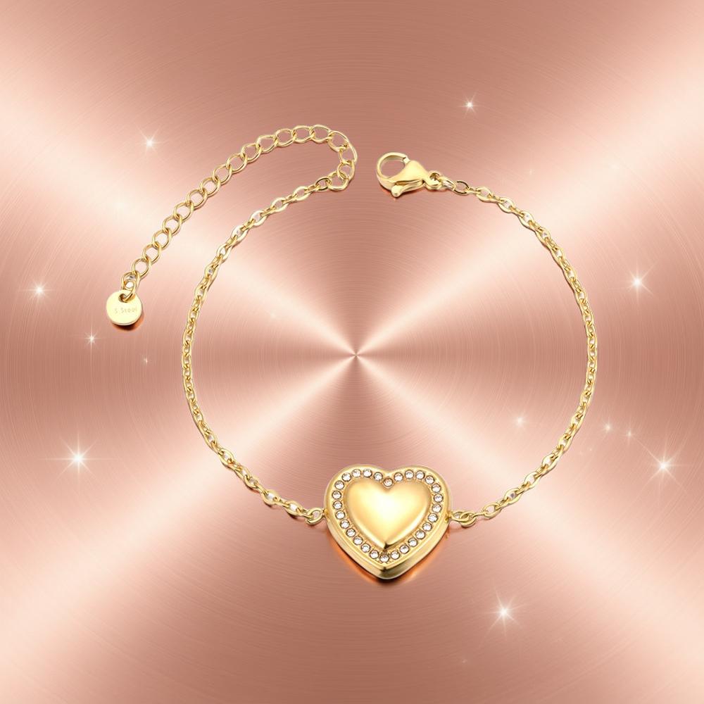 Нежна, минималистична гривна от стомана със  сърце обкантено с австрийски кристали 'Клои'.