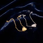 Нежна, минималистична гривна от стомана със  сърце обкантено с австрийски кристали 'Клои'.