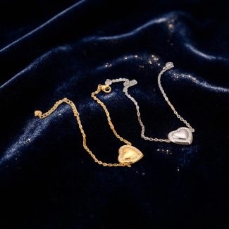 Нежна, минималистична гривна от стомана със  сърце обкантено с австрийски кристали 'Клои'.