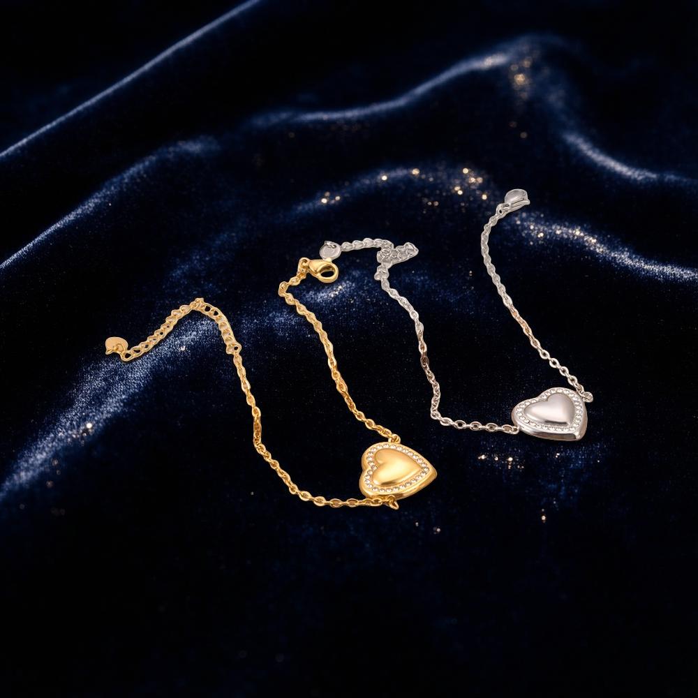 Нежна, минималистична гривна от стомана със  сърце обкантено с австрийски кристали 'Клои'.