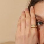 Прецизно изработен пръстен "Афродита" от висококачественa медицинска стомана 316L, естествени камъни и специално 18k златно PVD покритие.