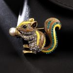 Цветна брошка катеричка с ръчно инкрустирани десетки кристалчета