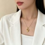 дамско златисто колие от медицинска стомана със змийска плетка и абстрактна висулка
